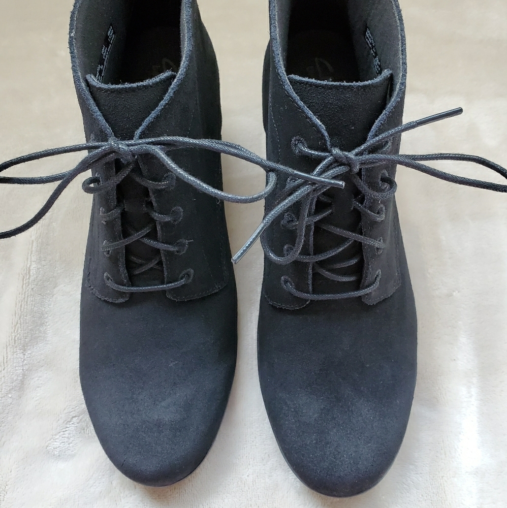 New Black Suede Clarks Bendables Booties, size 10M